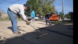 MANOS A LA OBRA. Municipales en plena tarea..