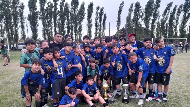 CAMPEONES. Los chicos de la 2013 y 2015 de Metalúrgico posan con las copas.
