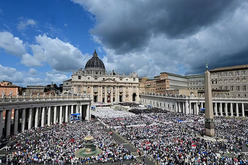 Una multitud se congrego en la Plaza San Pedro este domingo. (Getty).avif