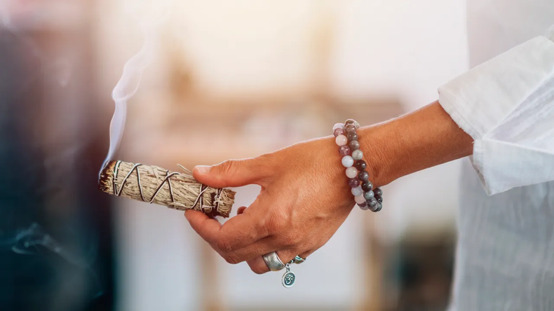 Sahumar para sacar las malas energías de la casa. (Getty Images).
