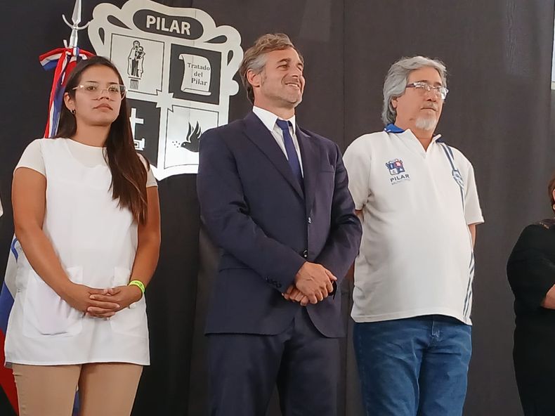 APERTURA DE SESIONES DEL HCD. Achával, junto a una docente y un veterano de Malvinas.&nbsp;