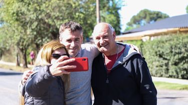 RECORRIDA. Achával dialogó con los vecinos durante su paso por Del Viso. &nbsp;