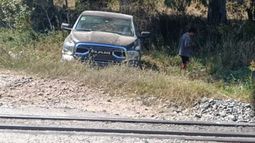 La camioneta terminó en una zanja luego de ser embestida por el tren. La camioneta terminó en una zanja luego de ser embestida por el tren.