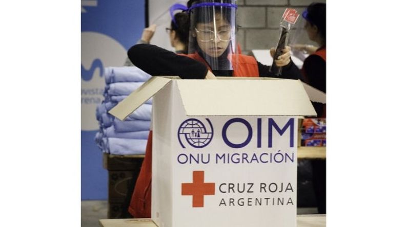 VOLUNTARIOS. Son los encargados de armar los 1.200 kits. .