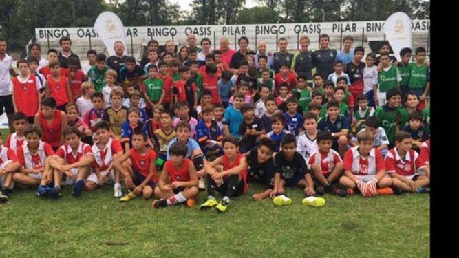 PARA LA FOTO. Chicos, funcionarios y profes de la clínica posan en el inicio del entrenamiento..
