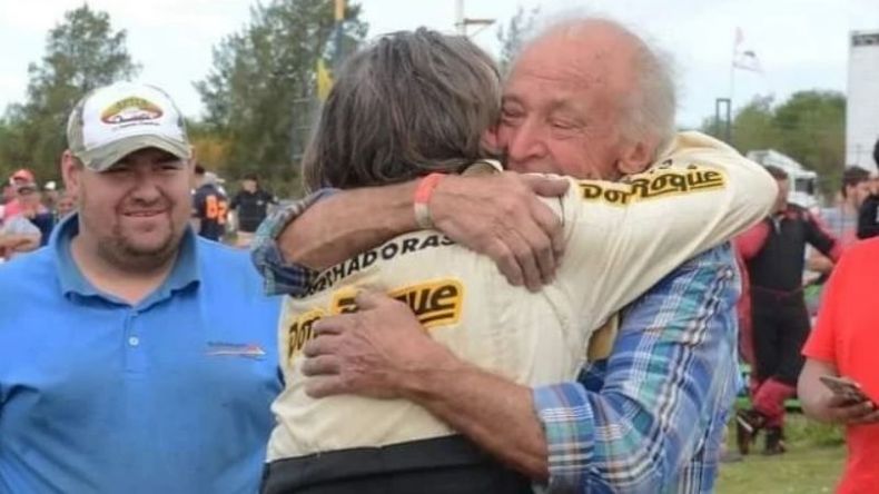 El Vasco Jorge Oyhanart fundido en un abrazo con Marcos Di Palma, luego del segundo puesto en el TC Bonaerense. Marquitos acompañó a Lautaro, nieto del pilarense..