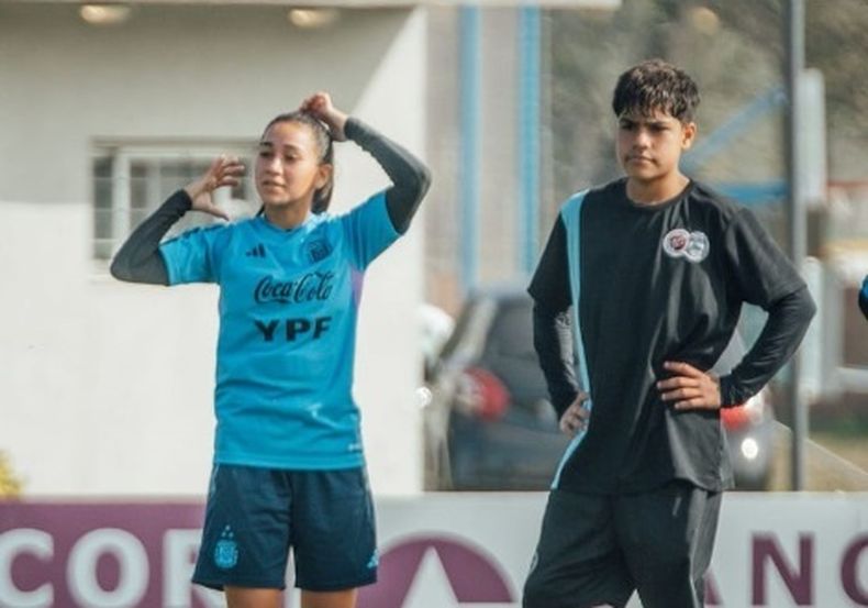 Belén Ludueña (izquierda) en el entrenamiento del predio de Ezeiza con la Selección Argentina Mayor.