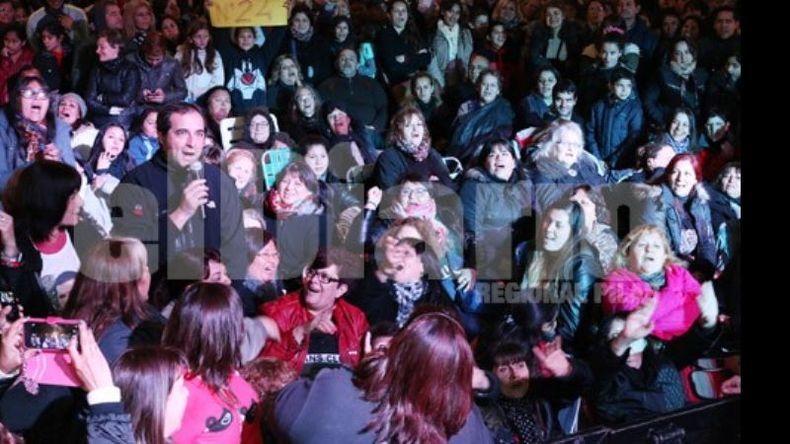 SE ANIMÓ. El público de Jorge Rojas canta, mientras aguarda la presentación del ex Nochero..