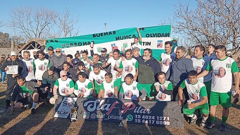FELICIDAD. Todo San Martín posa con el trofeo de campeón..