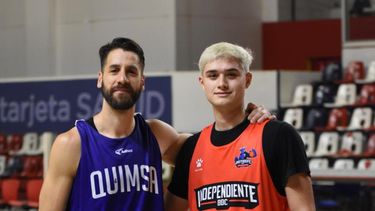 Abrazo derquino. Patricio Tabarez e Ignacio Floriani en el último amistoso en Santiago del Estero.