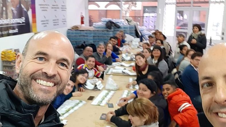 SELFIE 1. Ducoté y Dietrich junto a los militantes preparándose para el domingo..