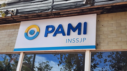 La obra social, PAMI, amplía la entrega de insumos esenciales y refuerza un sistema digital que evita trámites presenciales y facilita la entrega a domicilio.