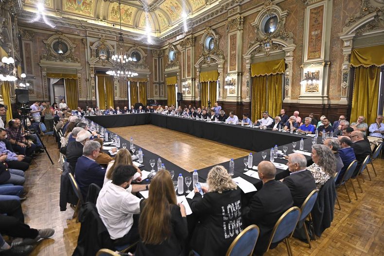EN LA PLATA. Kicillof se reunió con representantes de cámaras vinculadas al comercio. &nbsp;