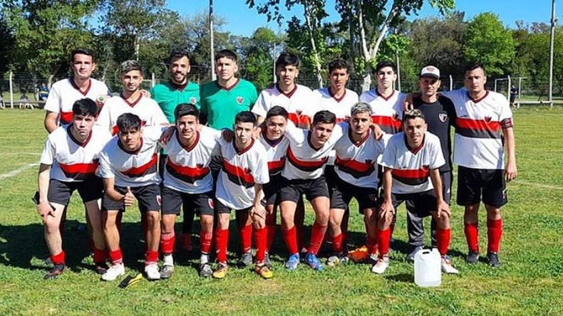 FORMACIÓN. El equipo de Derqui, que logró su 4ª victoria en el torneo..