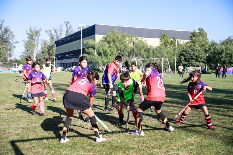 Las chicas jugaron un amistoso en el polideportivo.