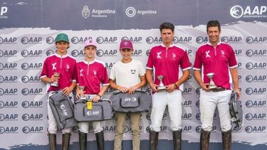 COPA DE PLATA. La formación de Pilarchico posa con sus premios. COPA DE PLATA. La formación de Pilarchico posa con sus premios.