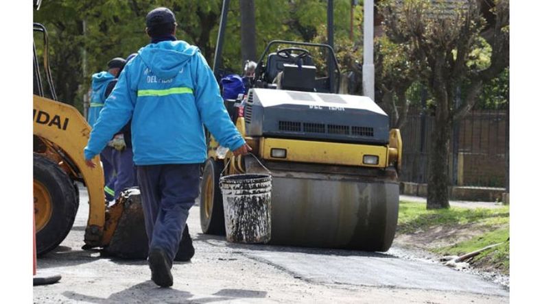 A LA OBRA. Villa Morra recibió trabajos de bacheo..