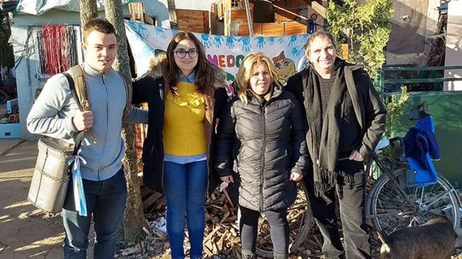 VISITA. Bortule con sus compañeros de lista, en Del Viso..