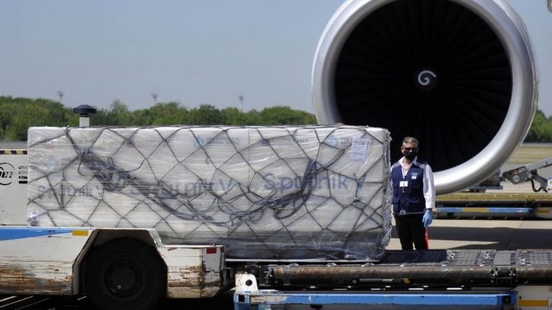 SPUTNIK V. Las 300.000 dosis arribaron esta mnañana a Ezeiza, provenientes de Moscú..