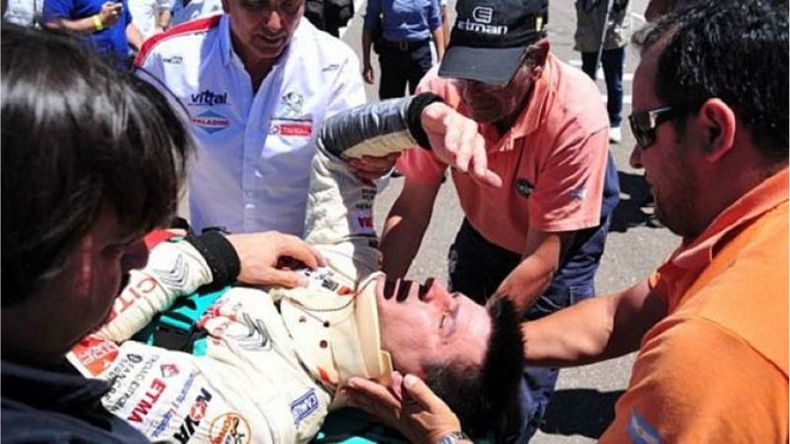 (www.clarin.com). CHOQUE EN LA META. Rossi fue llevado al hospital de Viedma por precaución..