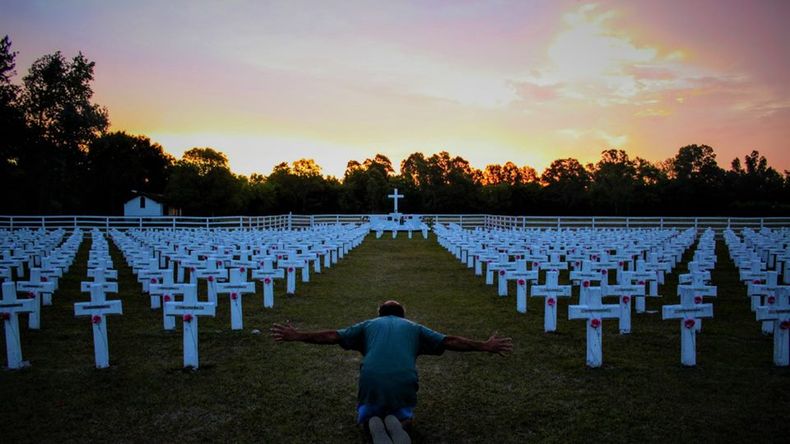 &nbsp;“El abrazo que no se dio con los héroes que no volvieron”, la foto que la pilarense Martina Cabrera le tomó a su papá Néstor en el cenotafio.