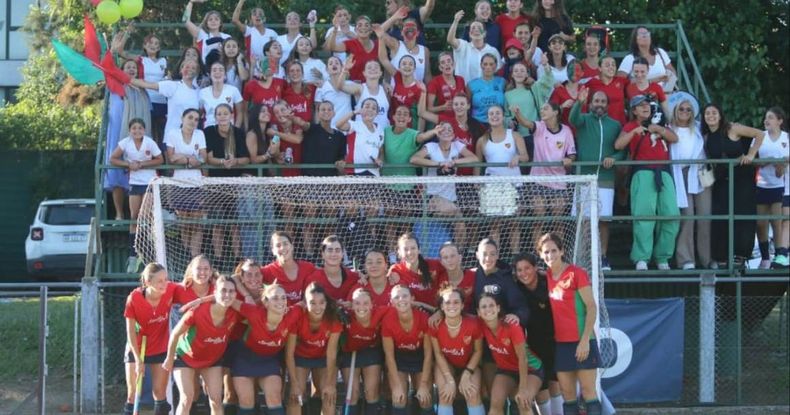 VICTORIA. Las jugadoras de Saint Catherine’s posan junto a su hinchada tras vencer a San Fernando.