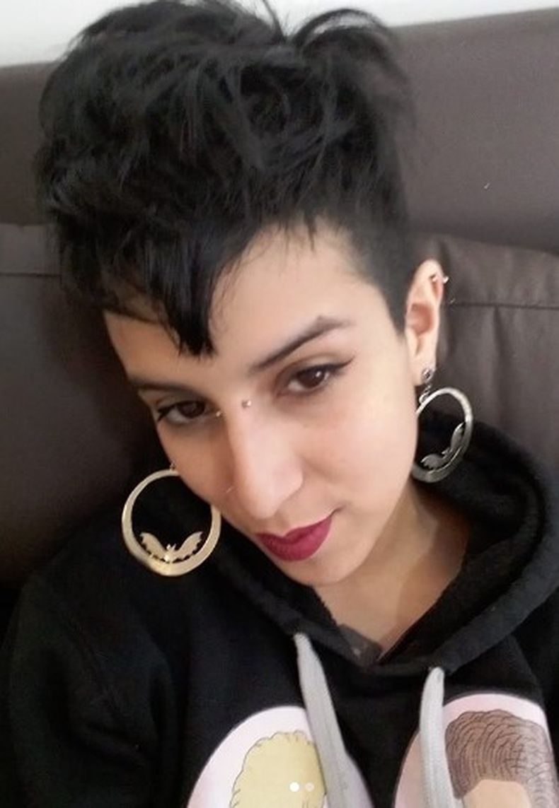 Carrie Bencardino, artista, performer, tatuadorx y m&uacute;sicx.