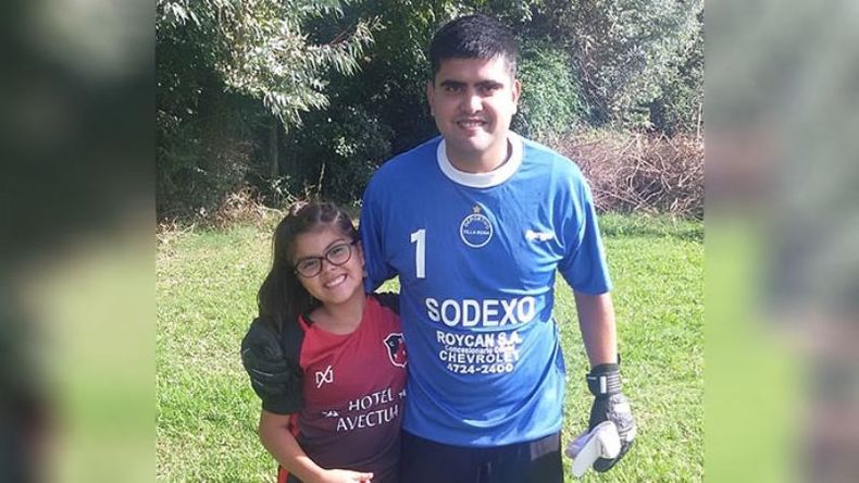 SE EXTRAÑA. Matías Viera junto a su hija Melody, en la previa a un partido..