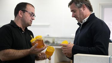 MIELES. Achával recorrió la planta que trabaja con más de 300 apicultores.