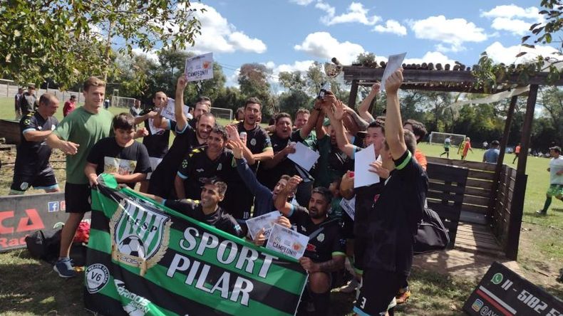 CAMPEONES. Los jugadores de Sport festejan la consagración con el trofeo..