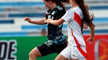 VELOCIDAD. Annika Paz comienza un ataque de Argentina.