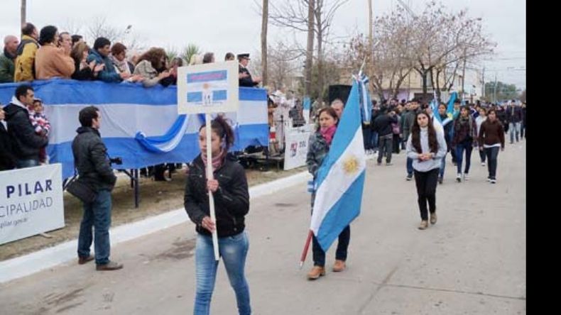 Las escuelas e instituciones de Astolfi, presentes en el desfile cívico..