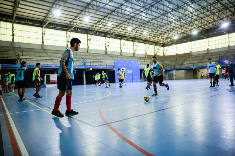 A JUGAR. Los futbolistas tuvieron su primera concentración en el “Rusticucci”.