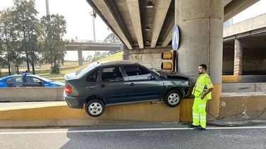 Algunos eligen estacionar así. #Choque #Panamericana ingreso a Donado. Choque de automóvil contra columna. LaPanaWeb / @lapanaweb..