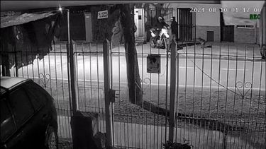 El asalto fue capturado por las cámaras de seguridad de la cuadra.&nbsp;