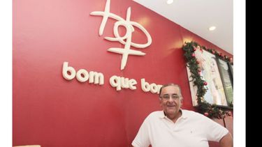 Carlos Moreno detrás del mostrador de la Bom que Bom. Desde 2000 en su local de la Avenida Márquez..