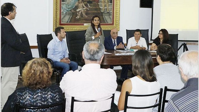 PANEL. Profesionales y familiares de víctimas encabezaron la actividad. .