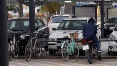 Le robaron la bici verde en el @carrefourarg de Ruta8. El chorro sobre la moto y una cómplice se la llevaron (la dueña sacó esta foto, presintiendo el robo). Ricardofavalli / @ricardofavalli..