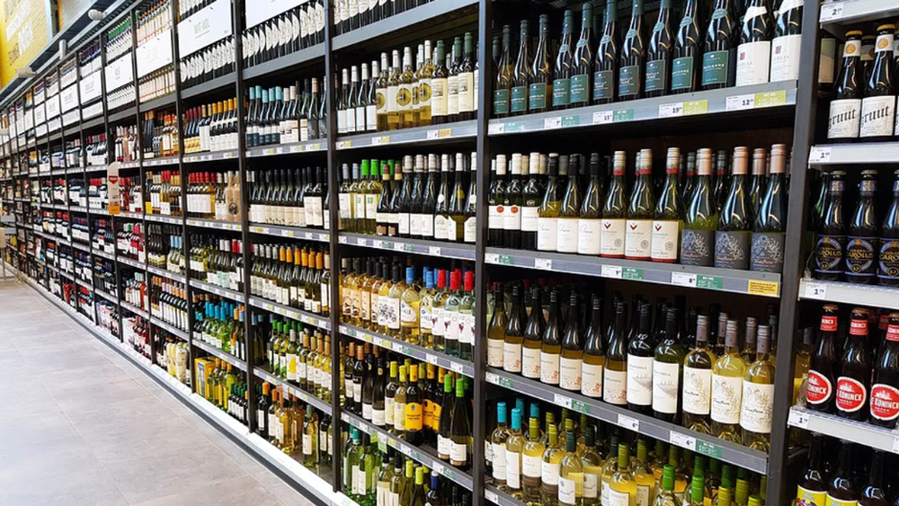 El proyecto busca que la restricción para la venta de bebidas alcohólicas en comercios se extienda entre las 23 y las 10.