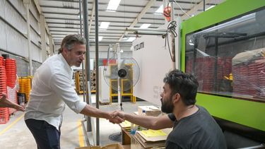 PRODUCCIÓN. En sus recorridas, Achával destaca la importancia de las empresas.