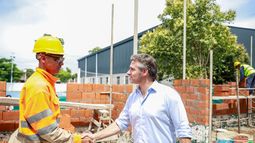SALUDOS. Achával recorrió las dos obras que se realizan en simultáneo.