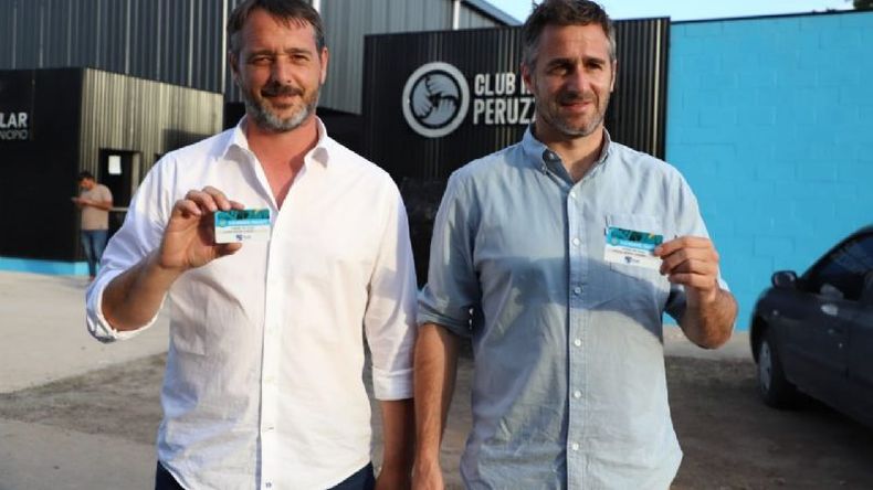 HACETE SOCIO. Laurent y Achával con sus carnés. .