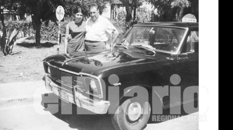 El taxista Humberto “Tito” Foglia y su hija Mabel, junto al Chevrolet 400 negro, en la parada de la estación de Pilar..