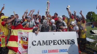 PODIO. La Escondida levanta el trofeo tras ganar el Apertura.