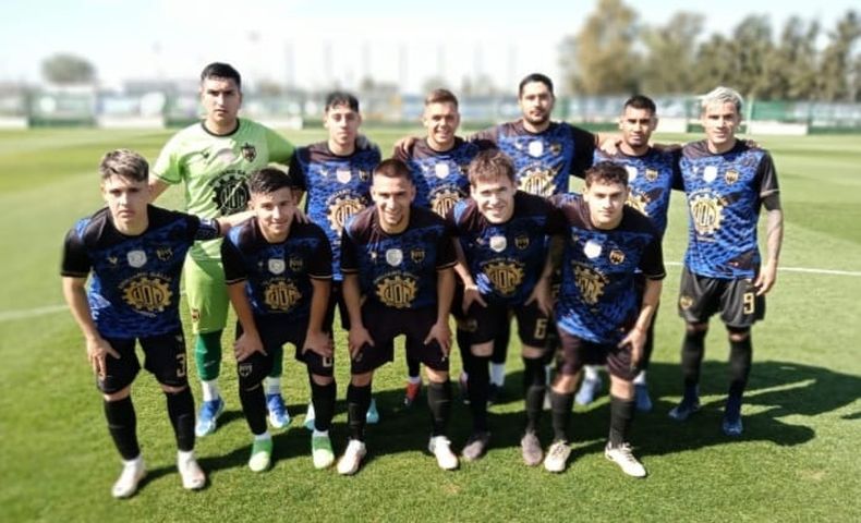 EQUIPO. El once inicial de Metalúrgico que jugó ante Camioneros.