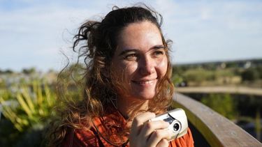 COMO EN LOS 2000. Las cámaras digitales volvieron de la mano de los adolescentes.&nbsp;