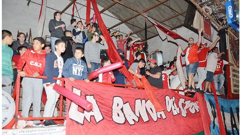 La Banda sigue tocando. Sportivo Pilar regresó a las competencias regionales en el básquet y la fiesta fue completa en las tribunas. La Banda del Spor volvió a cubrir la tribuna del escenario detrás de uno de los tableros con su música y aliento permanente durante los 40 minutos en el triunfo agónico frente a Colón de Chivilcoy..