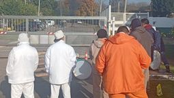 Este martes, trabajadores de Granja Tres Arroyos bloquearon la entrada de la planta de La Lonja. Este martes, trabajadores de Granja Tres Arroyos bloquearon la entrada de la planta de La Lonja.