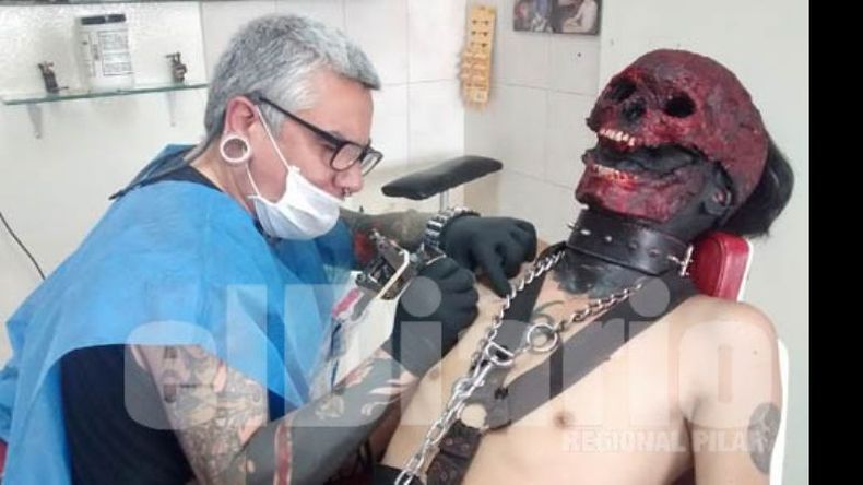 El tatuador Alberto Ceja, junto a La Parka, miembro del Circo del Horror..