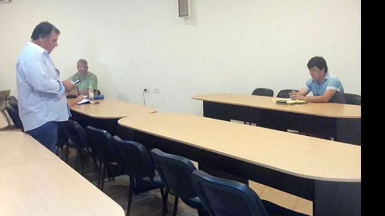 (@OscarMCervera). VACÍO. Así lucía el salón de comisiones ayer por la mañana..